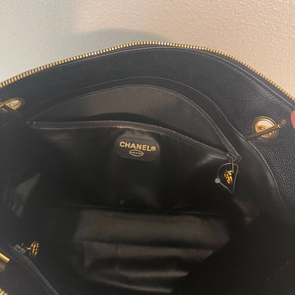 LARGE CHANEL Caviar Leather Shoulder Bag with Gold hardware - Picture 6 of 11